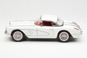 Chevrolet Corvette C1 Spider Hard Top Snowcrest Biely AUTOart 1:18 71147 Kov – obrázok 4 z 8