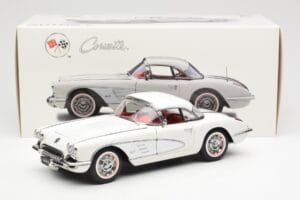 Chevrolet Corvette C1 Spider Hard Top Snowcrest Biely AUTOart 1:18 71147 Kov – obrázok 8 z 8