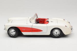 Chevrolet Corvette C1 Biely & Červený Bburago 1:18 3024-M3 Kov – obrázok 4 z 8