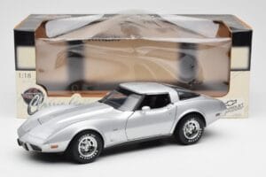 Chevrolet Corvette C3 Strieborný UT Models 1:18 21072 Kov – obrázok 8 z 8