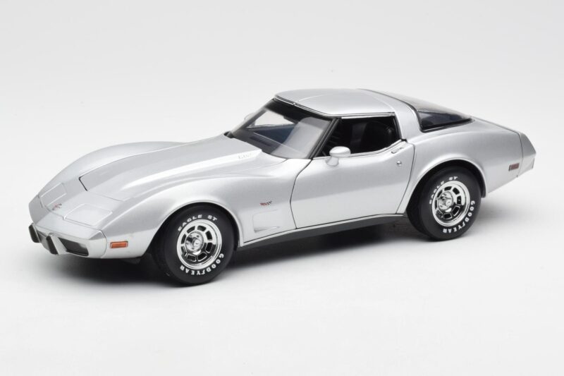 Chevrolet Corvette C3 Strieborný UT Models 1:18 21072 Kov