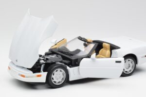 Chevrolet Corvette C4 Kabriolet Biely Maisto 1:18 32830 Kov – obrázok 2 z 8