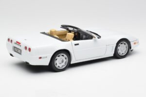Chevrolet Corvette C4 Kabriolet Biely Maisto 1:18 32830 Kov – obrázok 3 z 8