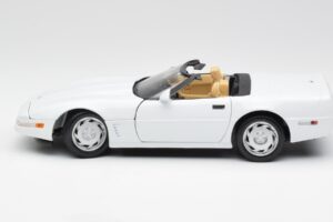 Chevrolet Corvette C4 Kabriolet Biely Maisto 1:18 32830 Kov – obrázok 4 z 8