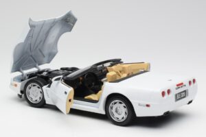 Chevrolet Corvette C4 Kabriolet Biely Maisto 1:18 32830 Kov – obrázok 5 z 8