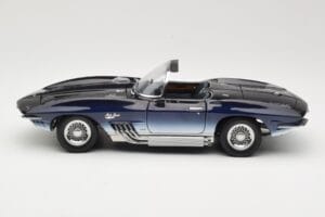 Chevrolet Corvette Mako Shark Tmavomodrý UT Models 1:18 21061 Kov – obrázok 4 z 8