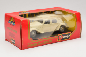 Citroen 15CV Traction Avant Béžový Bburago 1:24 1501-B1 Kov – obrázok 2 z 3