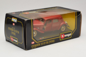 Citroen 15CV TA Červený Bburago 1:24 1501 Kov – obrázok 2 z 3