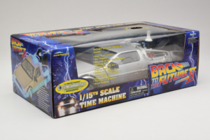 DeLorean DMC-12 Time Machine Back to the Future II Diamond 1:15 210123 Kov – obrázok 2 z 3