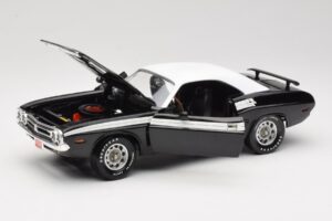 Dodge Challenger R/T Čierny & Biely ERTL 1:18 36549 Kov – obrázok 2 z 8