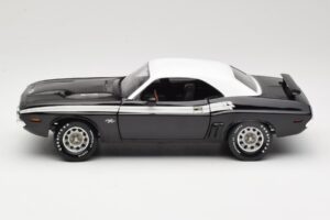 Dodge Challenger R/T Čierny & Biely ERTL 1:18 36549 Kov – obrázok 4 z 8