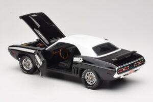 Dodge Challenger R/T Čierny & Biely ERTL 1:18 36549 Kov – obrázok 5 z 8