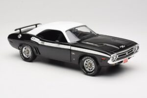 Dodge Challenger R/T Čierny & Biely ERTL 1:18 36549 Kov – obrázok 6 z 8