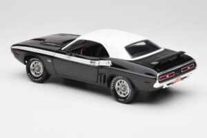 Dodge Challenger R/T Čierny & Biely ERTL 1:18 36549 Kov – obrázok 7 z 8