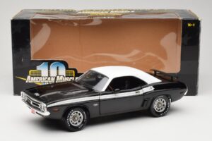 Dodge Challenger R/T Čierny & Biely ERTL 1:18 36549 Kov – obrázok 8 z 8