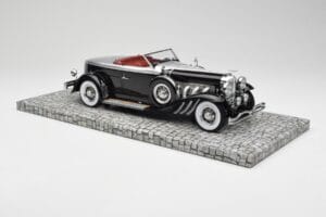 Duesenberg Model J Torpedo Disappearing Top Convertible Coupe Strieborný Čierny Minichamps 1:18 107150431 Živica – obrázok 4 z 6