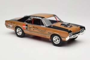 Oldsmobile 442 Hurst Hairy Olds Twin-Engine 4WD 1966 Highway 61 1:18 50089 Kov – obrázok 6 z 8