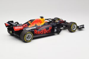 Aston Martin Red Bull Racing RB16 #33 M. Verstappen Abu Dhabi GP Winner 2020 Minichamps 1:18 110201733 Kov – obrázok 2 z 7