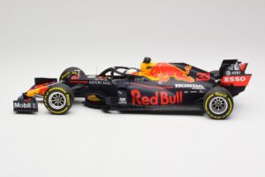 Aston Martin Red Bull Racing RB16 #33 M. Verstappen Abu Dhabi GP Winner 2020 Minichamps 1:18 110201733 Kov – obrázok 3 z 7