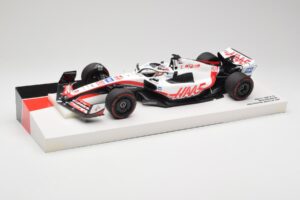 Haas VF-22 #20 K. Magnussen Pole Position Brazil GP 2022 Minichamps 1:18 147222120 Kov – obrázok 2 z 7