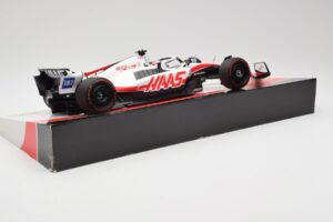 Haas VF-22 #20 K. Magnussen Pole Position Brazil GP 2022 Minichamps 1:18 147222120 Kov – obrázok 3 z 7