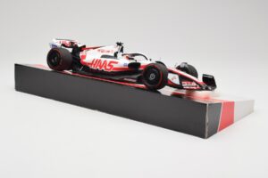 Haas VF-22 #20 K. Magnussen Pole Position Brazil GP 2022 Minichamps 1:18 147222120 Kov – obrázok 4 z 7