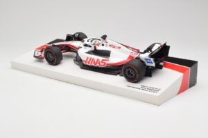 Haas VF-22 #20 K. Magnussen Pole Position Brazil GP 2022 Minichamps 1:18 147222120 Kov – obrázok 5 z 7