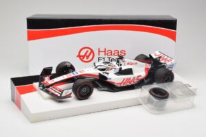 Haas VF-22 #20 K. Magnussen Pole Position Brazil GP 2022 Minichamps 1:18 147222120 Kov – obrázok 7 z 7