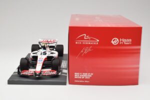 Haas VF-22 #47 M. Schumacher British GP 2022 Minichamps 1:18 117221047 Živica – obrázok 6 z 7