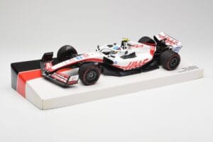 Haas VF-22 #47 M. Schumacher British GP Points 2022 Minichamps 1:18 147221047 Kov – obrázok 2 z 6