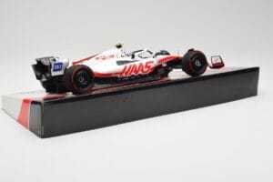 Haas VF-22 #47 M. Schumacher British GP Points 2022 Minichamps 1:18 147221047 Kov – obrázok 3 z 6