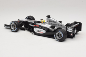 McLaren MP4/19 Mercedes L. Hamilton Autosport Young Driver Test Silverstone 2004 Minichamps 1:18 530044418 Kov – obrázok 5 z 7
