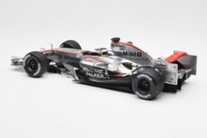 McLaren Mercedes MP4-21 P. de la Rosa F1 Showcar 2006 Minichamps 1:18 B66962346 Kov – obrázok 5 z 6