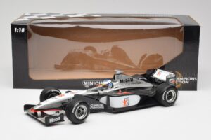 McLaren MP4/13 #8 M. Hakkinen F1 World Champion 1998 Minichamps 1:18 18690008 Kov – obrázok 6 z 7
