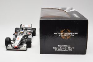 McLaren MP4/13 #8 M. Hakkinen F1 World Champion 1998 Minichamps 1:18 18690008 Kov – obrázok 7 z 7