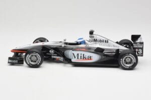 McLaren MP4-16 #4 M. Häkkinen F1 2001 Hot Wheels 1:18 50198 Kov – obrázok 3 z 6