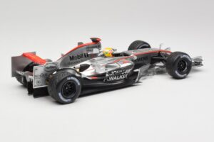 McLaren MP4-25 Mercedes #2 L. Hamilton Showcar 2010 Minichamps 1:18 110100006-R1 Kov – obrázok 2 z 6