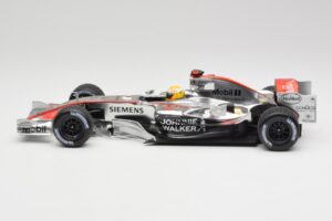 McLaren MP4-25 Mercedes #2 L. Hamilton Showcar 2010 Minichamps 1:18 110100006-R1 Kov – obrázok 3 z 6