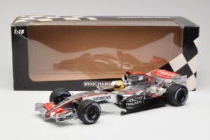 McLaren MP4-25 Mercedes #2 L. Hamilton Showcar 2010 Minichamps 1:18 110100006-R1 Kov – obrázok 6 z 6