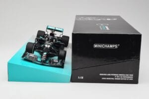 Mercedes AMG Petronas W11 #44 L. Hamilton Winner British GP 2020 Minichamps 1:18 113200444 Kov – obrázok 6 z 7