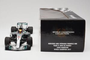 Mercedes AMG W08 EQ Power+ Petronas #44 L. Hamilton F1 World Champion 2017 Minichamps 1:18 186170044 Živica – obrázok 6 z 7
