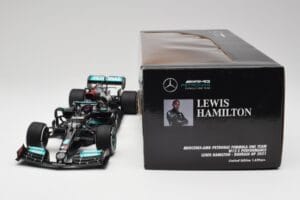 Mercedes AMG W12 #44 L. Hamilton Bahrain GP 2021 Minichamps 1:18 110210144 Kov – obrázok 7 z 7