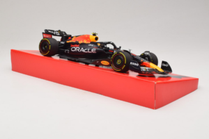 Red Bull Racing RB18 #1 M. Verstappen Oracle Winner Dutch GP 2022 Minichamps 1:18 113223501 Kov – obrázok 4 z 7