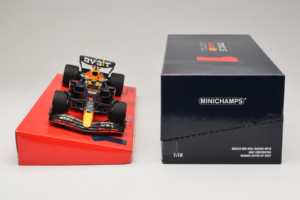 Red Bull Racing RB18 #1 M. Verstappen Oracle Winner Dutch GP 2022 Minichamps 1:18 113223501 Kov – obrázok 6 z 7