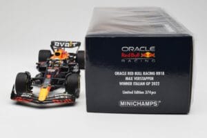 Oracle Red Bull Racing RB18 #1 M. Verstappen Winner Italian GP 2022 Minichamps 1:18 110221601 Kov – obrázok 6 z 7