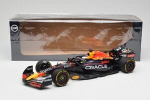 Oracle Red Bull Racing RB18 #1 M. Verstappen Winner Italian GP 2022 Minichamps 1:18 110221601 Kov – obrázok 7 z 7