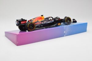Red Bull Racing RB18 #1 M. Verstappen Winner Miami GP 2022 Minichamps 1:18 113220501 Kov – obrázok 3 z 7
