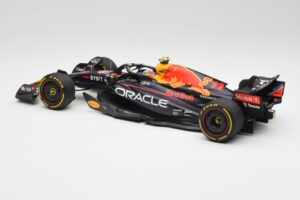 Oracle Red Bull Racing RB18 #11 S. Perez Abu Dhabi GP 2022 Minichamps 1:18 110222211 Kov – obrázok 5 z 7