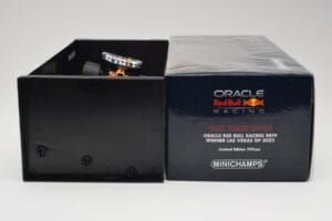 Oracle Red Bull Racing RB19 #33 M. Verstappen Las Vegas GP Winner 2023 Minichamps 1:18 110232201 Živica – obrázok 6 z 7