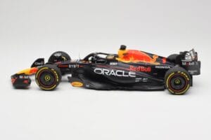 Oracle Red Bull Racing RB19 #1 M. Verstappen Winner Abu Dhabi GP 2023 Minichamps 1:18 110232301 Kov – obrázok 3 z 7